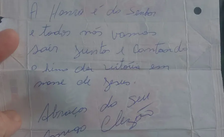 O bilhete do Clezão, escrito em outubro de 2023 num pedaço de caixinha de suco. Acervo pessoal de João Giffoni