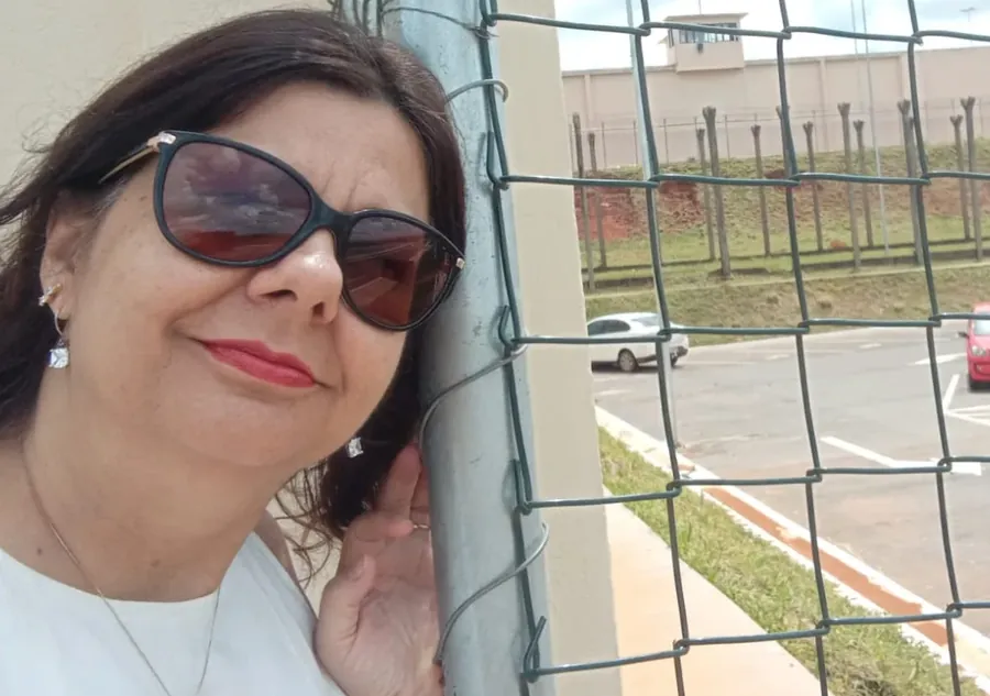 Theresa Vale, mãe de João, numa visita à Papuda em 2023. Acervo pessoal de João Giffoni