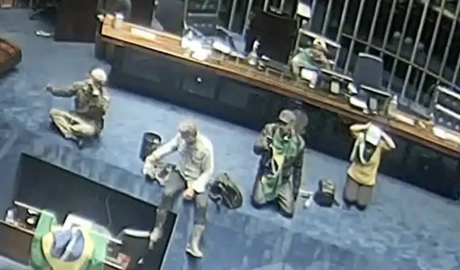 Câmera de segurança do plenário do Senado, 8 de janeiro de 2023. Imagem reproduzida no livro Cruzando a Tempestade, de João Giffoni