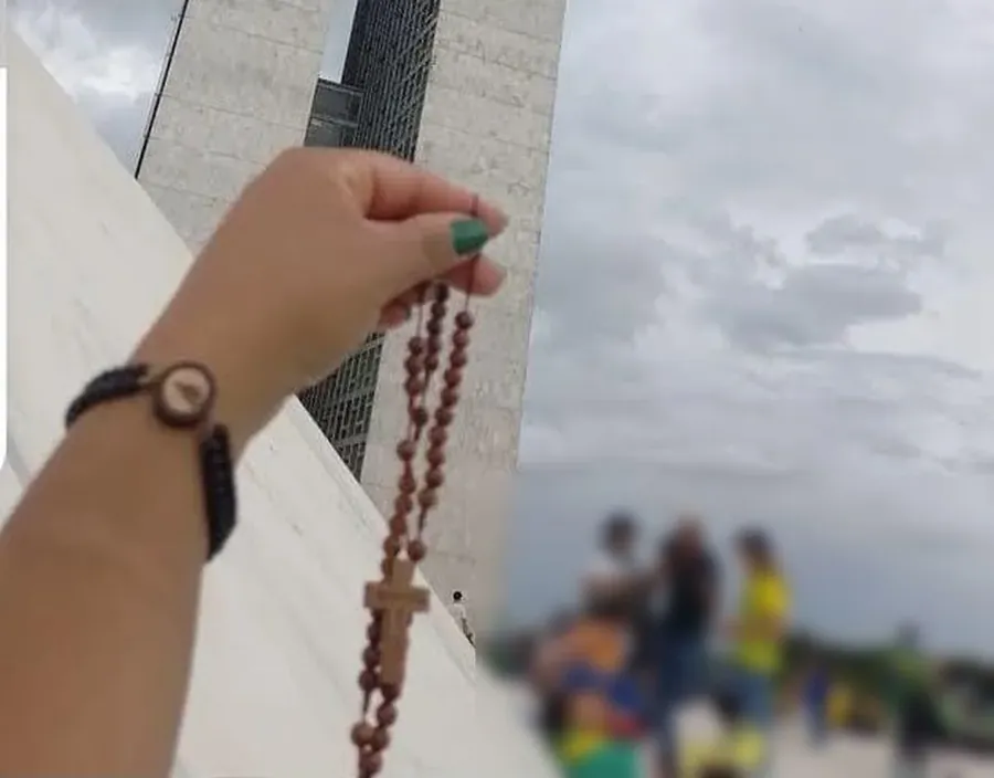 Terço diante do Congresso, 8 de janeiro de 2023. Acervo pessoal de João Giffoni