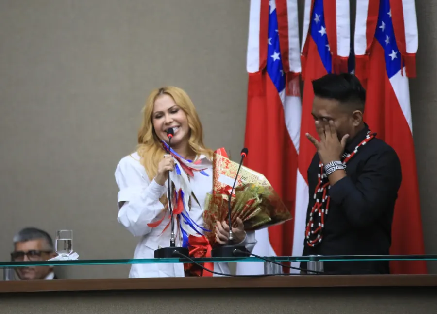 Joelma recebe o título de cidadã do Amazonas na Assembleia Legislativa, em Manaus, em 22 de maio de 2023. Foto: Assembleia Legislativa do Amazonas / Wikimedia Commons, CC0