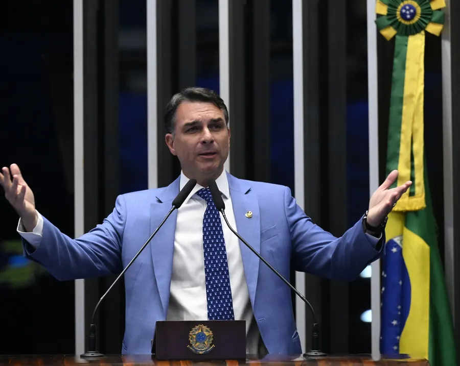 Flávio Bolsonaro na tribuna do Senado. Foto: Carlos Moura/Agência Senado, CC BY-SA 4.0