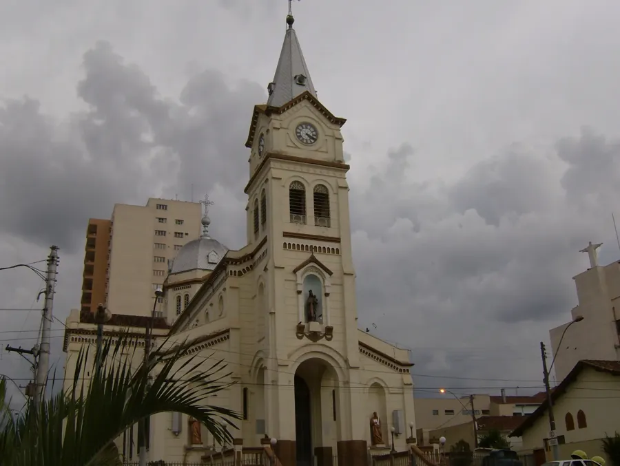 Catedral Nossa Senhora do Carmo, em Jaboticabal (SP), cidade natal de Karina Zeviani. Foto: Ricardo, via Wikimedia Commons, domínio público. Imagem ilustrativa.