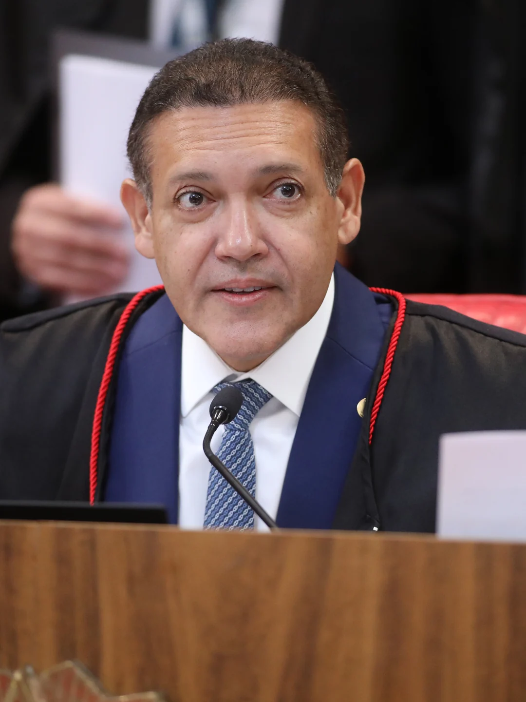Kassio Nunes Marques em sessão plenária do TSE, 20 de fevereiro de 2025. Alejandro Zambrana / Secom / TSE, via Wikimedia Commons, domínio público.