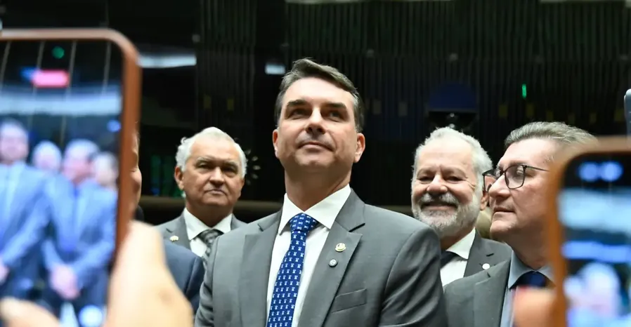 Flávio Bolsonaro filmado pelos celulares na sessão do Congresso, 21/5/2026. Foto: Andressa Anholete/Agência Senado, CC BY-SA 4.0