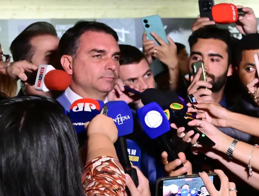 Flávio Bolsonaro dá entrevista no Senado, 1º/9/2026. Foto: Geraldo Magela/Agência Senado, CC BY-SA 4.0