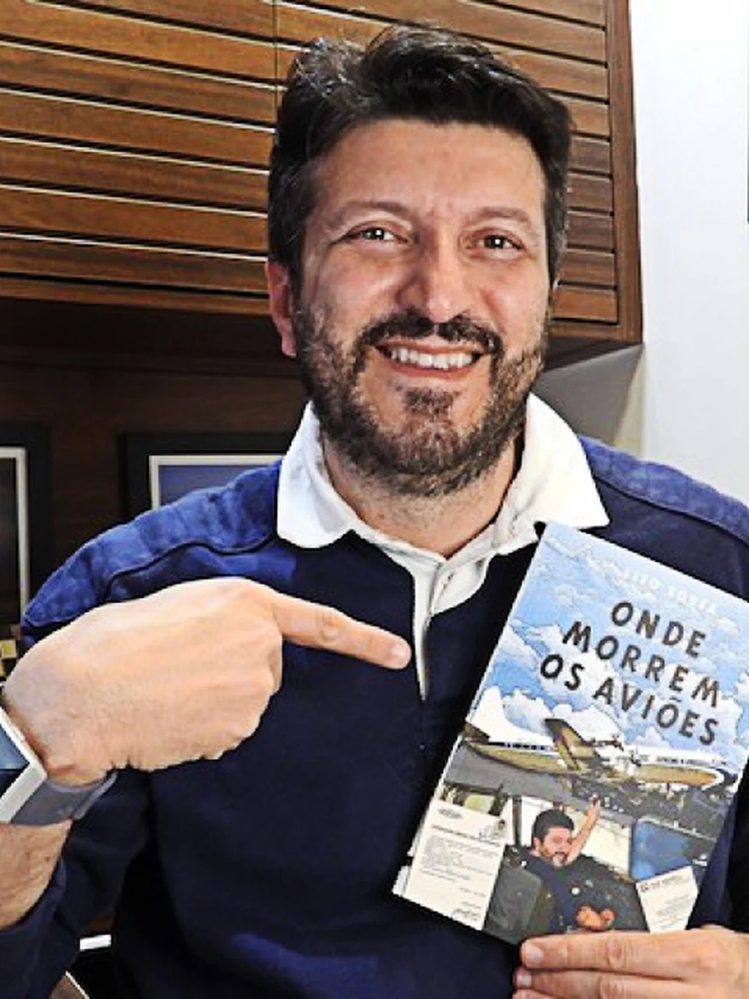 Lito Sousa com o livro Onde Morrem os Aviões. Cardpress e Lito Sousa, via Wikimedia Commons, CC BY-SA 4.0