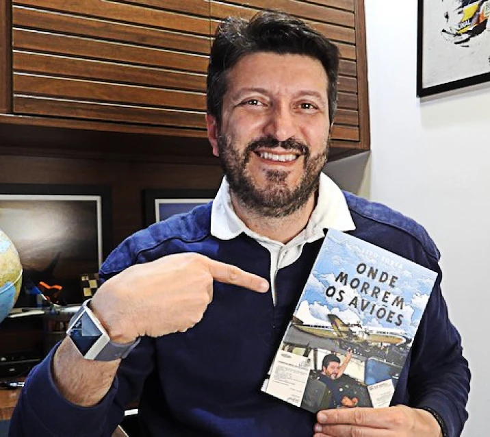 Lito Sousa com o livro Onde Morrem os Aviões. Foto: Cardpress e Lito Sousa, via Wikimedia Commons, CC BY-SA 4.0