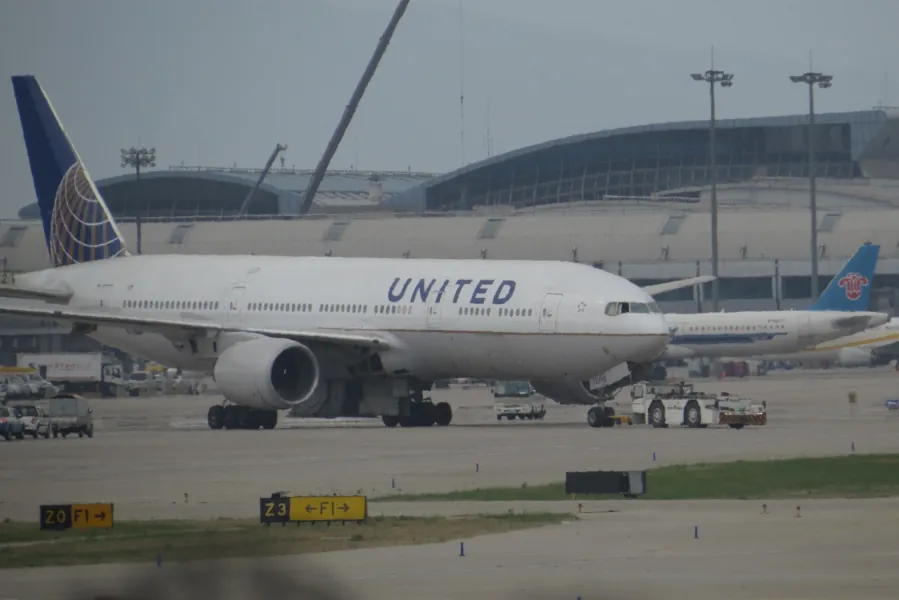 Boeing 777 da United Airlines, companhia em que Lito chegou a chefe de manutenção internacional. Foto: N509FZ, via Wikimedia Commons, CC BY-SA 3.0. Imagem ilustrativa.