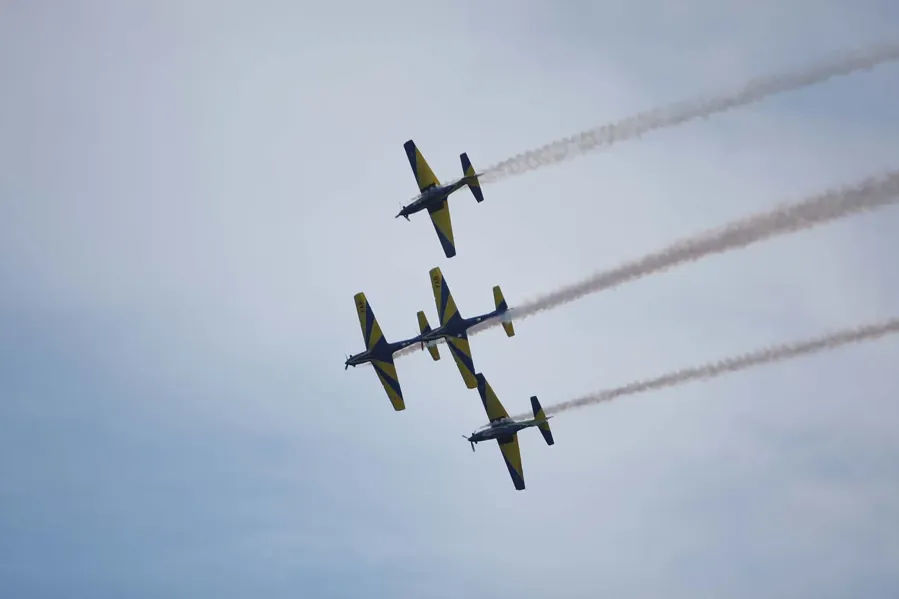 A Esquadrilha da Fumaça, atração do Domingo Aéreo, o evento citado no vídeo. Foto: Ronaldo Silva / Agecom Bahia, Wikimedia Commons, CC BY 2.0