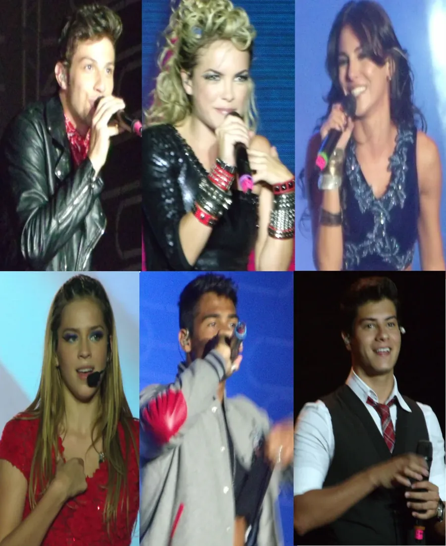 A banda Rebeldes em show. Lua Blanco aparece no alto, ao centro. Foto: Zhoutoria / Wikimedia Commons, CC BY-SA 3.0