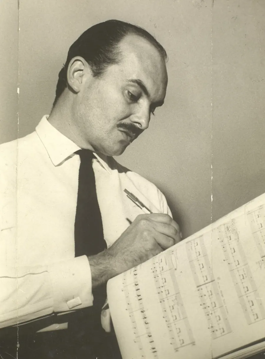 O compositor Billy Blanco, avô de Lua, em 1965. Foto: Fundo Correio da Manhã, via Wikimedia Commons, domínio público
