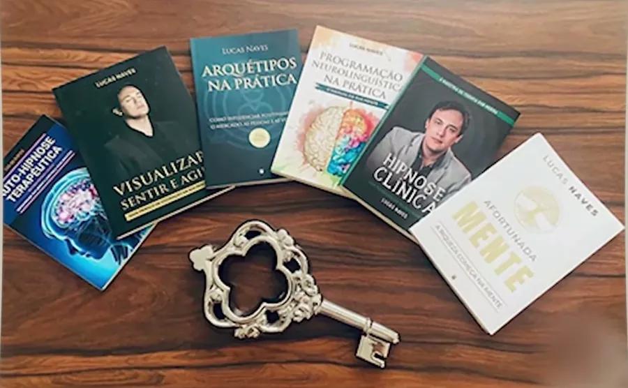 Os livros de Lucas Naves com uma chave antiga sobre a mesa. Acervo pessoal de Lucas Naves