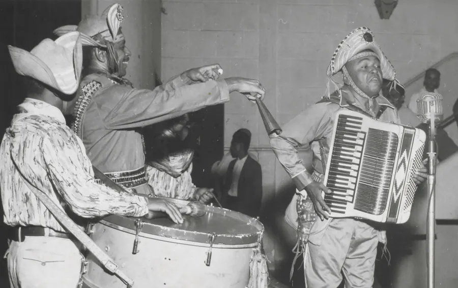 Luiz Gonzaga com zabumba e triângulo nos estúdios da Rádio Tupi, no Rio de Janeiro, sem data. Foto: Oziel Peçanha, Fundo Correio da Manhã, Arquivo Nacional / Wikimedia Commons, domínio público