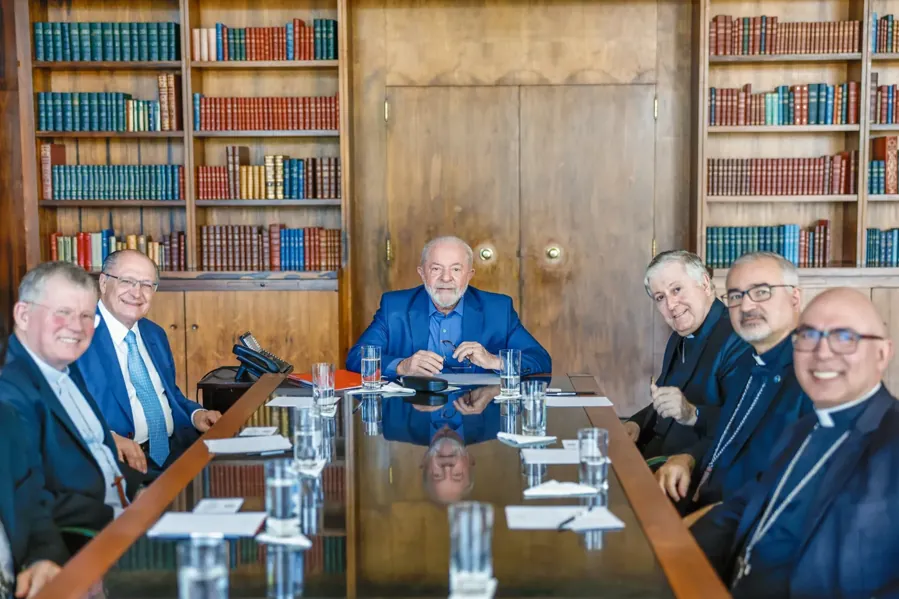 Lula recebe o núncio apostólico e dom Jaime Spengler no Planalto, em 2023