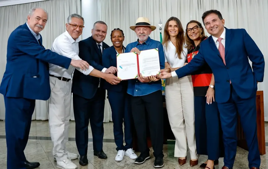 Lula com o texto da lei do futebol feminino, em Brasília, 28/09/2026. Lula Oficial / Wikimedia Commons, CC BY-SA 4.0