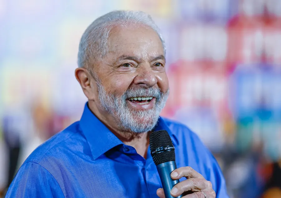 Lula fala ao microfone em encontro de campanha com idosos e aposentados, 22/09/2022. Ricardo Stuckert, CC BY-SA 4.0
