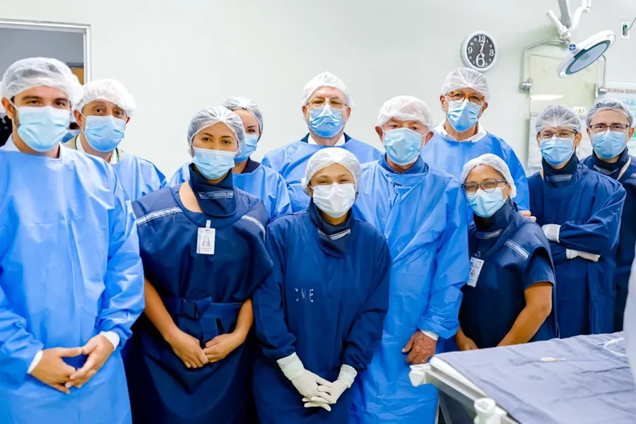 Equipe do Hospital São João de Deus, em Belém, no dia da primeira cirurgia robótica do SUS na Amazônia
