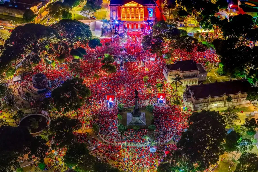 Vista aérea da Praça da República, em Belém, lotada durante o ato de Lula na noite de 28 de setembro de 2026