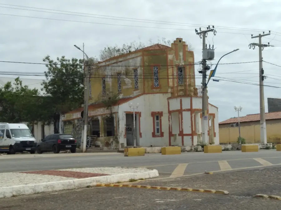 Casarão em Alto Santo (CE), cidade natal de Mari Fernandez. Foto: Porto Neto / Wikimedia Commons, CC BY-SA 4.0. Imagem ilustrativa.