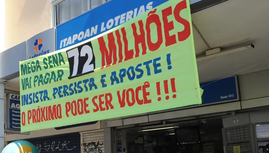 Faixa numa lotérica de Brasília anuncia a Mega-Sena de R$ 72 milhões, em 2011. Foto: Wilson Dias / Agência Brasil / Wikimedia Commons, CC BY 3.0 BR