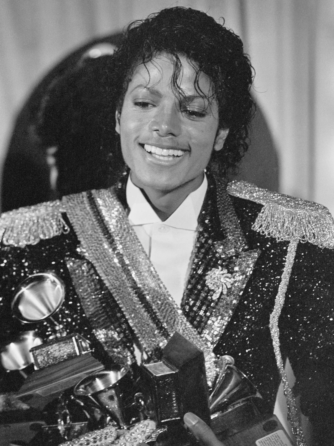 Michael Jackson com os Grammys, 1984. United Press International, domínio público