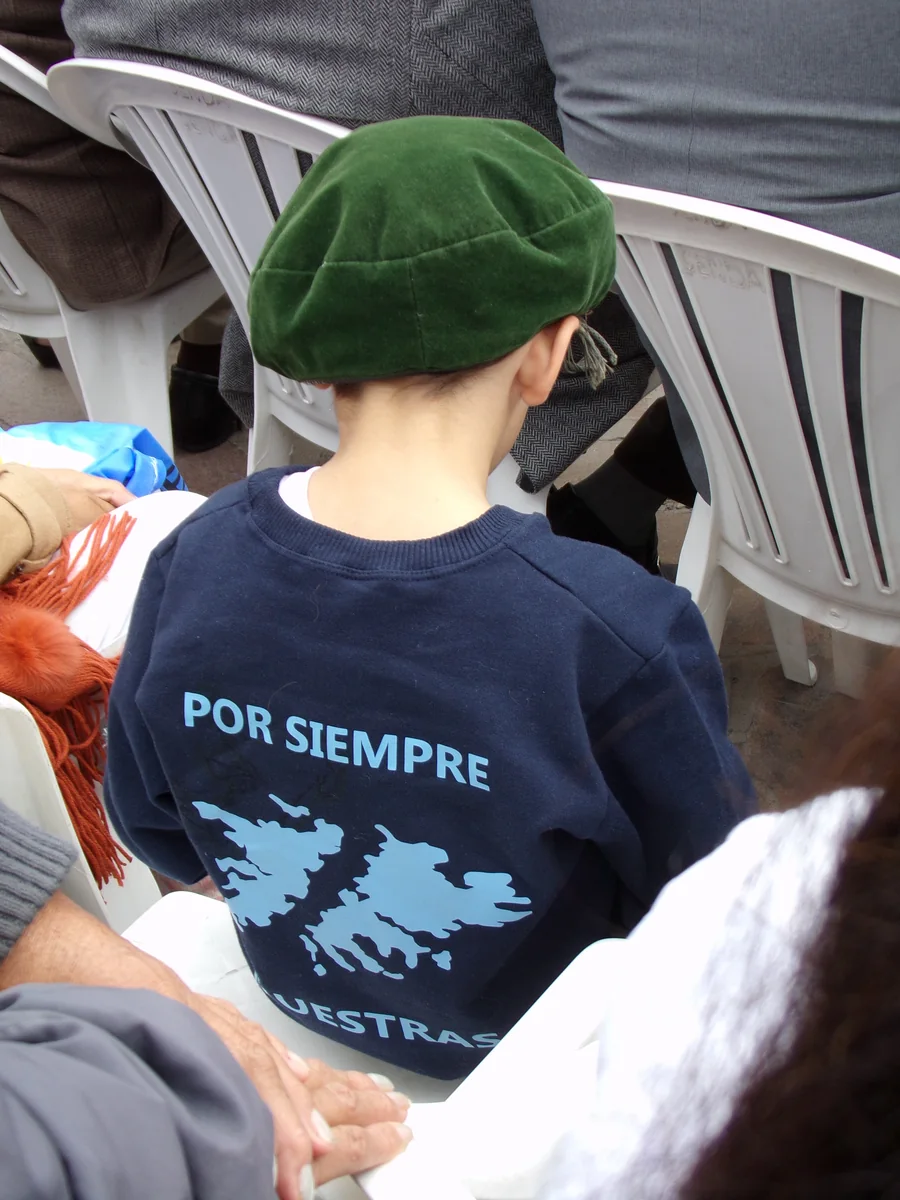 Criança argentina com camiseta das Malvinas