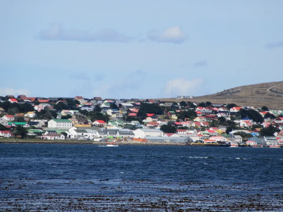 Casas coloridas de Stanley, capital das Malvinas, vistas da água
