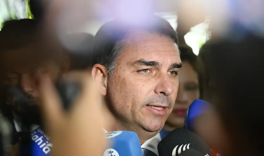 Flávio Bolsonaro em entrevista, em abril de 2026. Foto: Senado Federal, via Wikimedia Commons, CC BY-SA 4.0