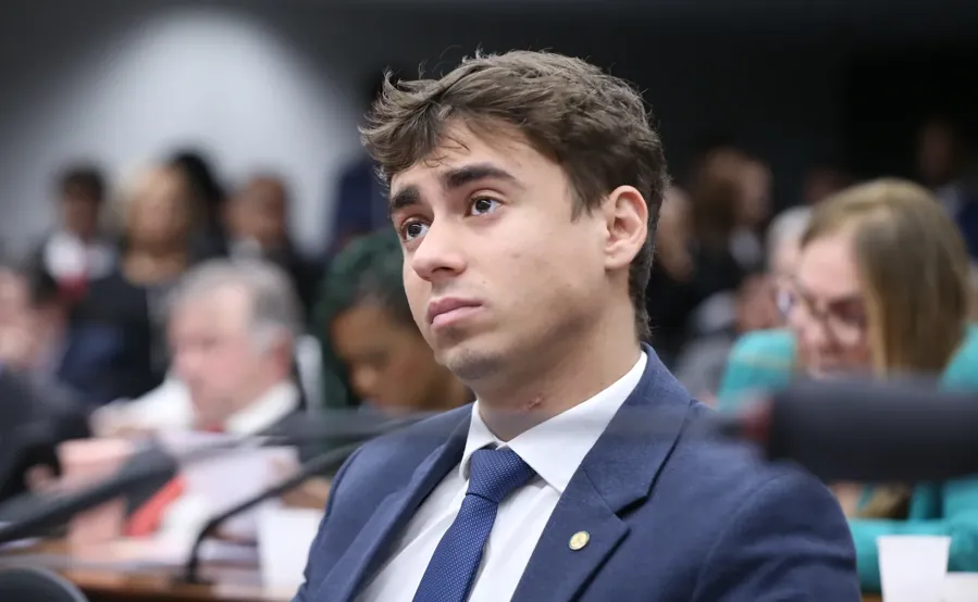 Nikolas Ferreira em audiência pública na Câmara dos Deputados, em 21 de maio de 2025. Foto: Kayo Magalhães, Câmara dos Deputados / Wikimedia Commons, CC BY 3.0