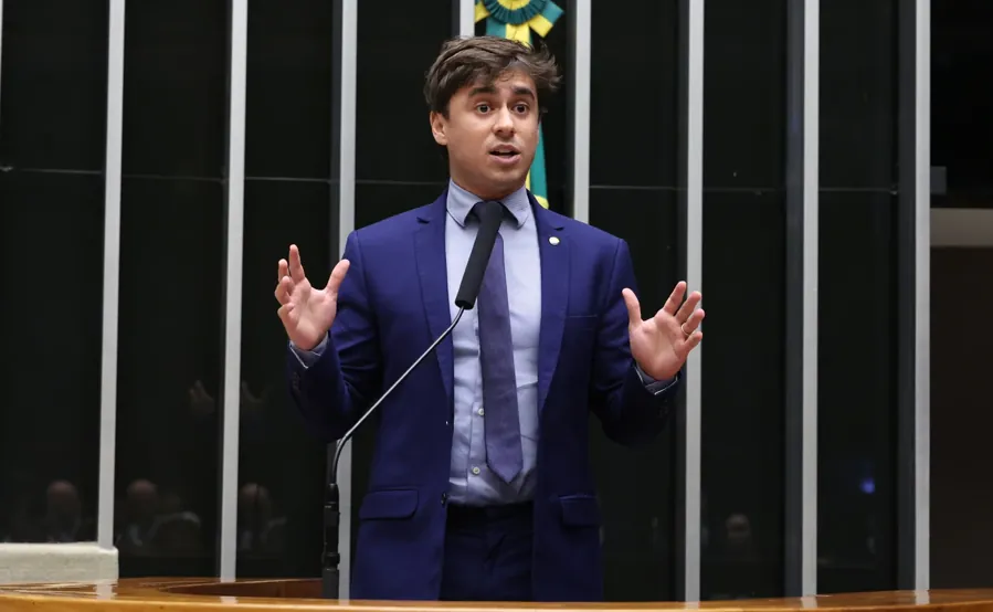 Nikolas Ferreira no plenário da Câmara, em 14 de julho de 2026. Foto: Kayo Magalhães, Câmara dos Deputados / Wikimedia Commons, CC BY 3.0