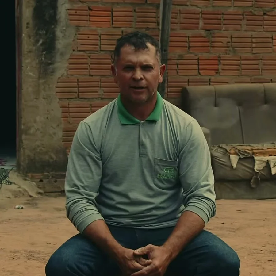 O homem de camisa cinza e verde, no vídeo de Nikolas Ferreira. Reprodução/Instagram @nikolasferreiradm