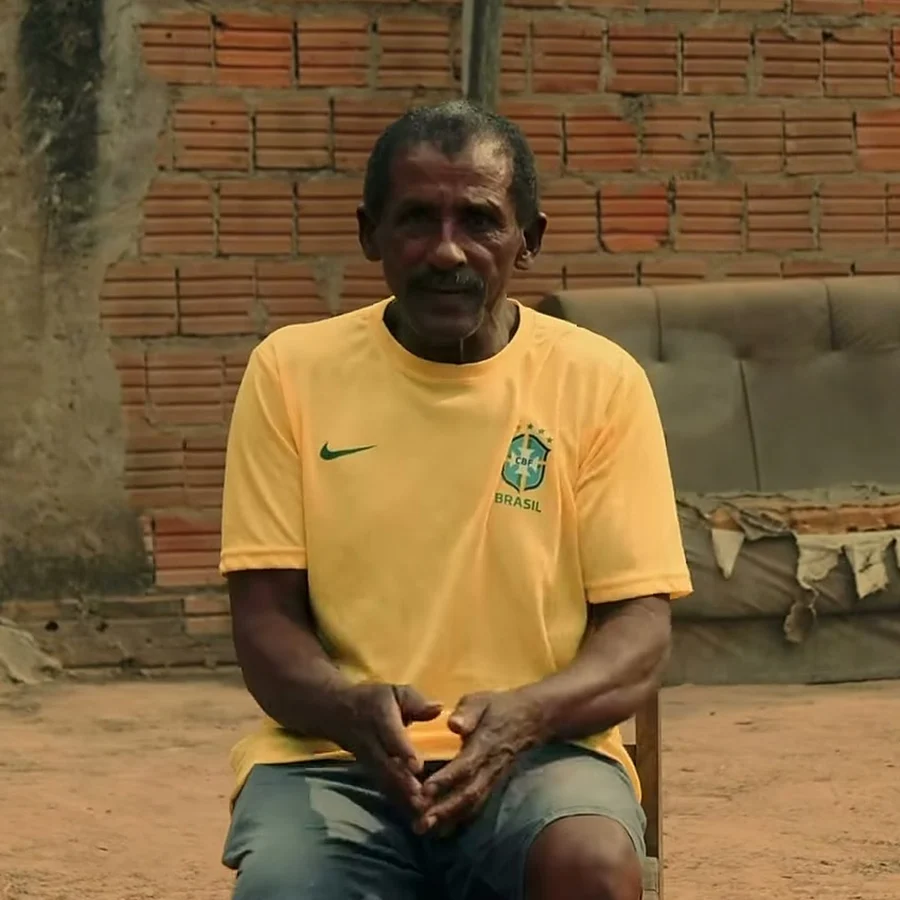 O homem de camisa da seleção, no vídeo de Nikolas Ferreira. Reprodução/Instagram @nikolasferreiradm