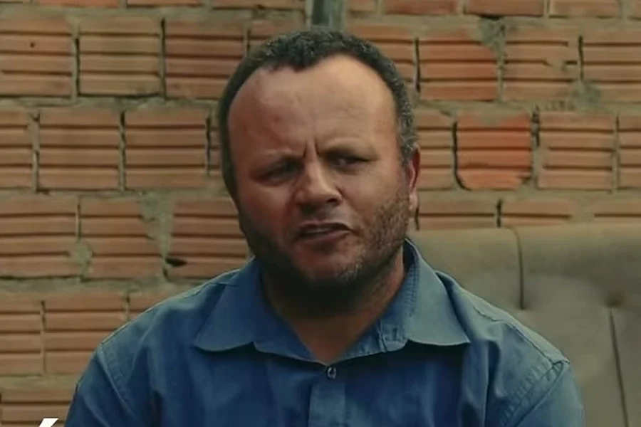 O homem de camisa jeans, no vídeo de Nikolas Ferreira. Reprodução/Instagram @nikolasferreiradm
