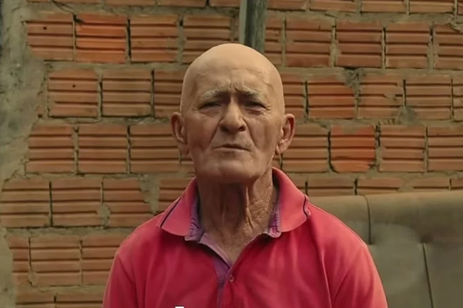 O senhor de camisa vermelha, no vídeo de Nikolas Ferreira. Reprodução/Instagram @nikolasferreiradm