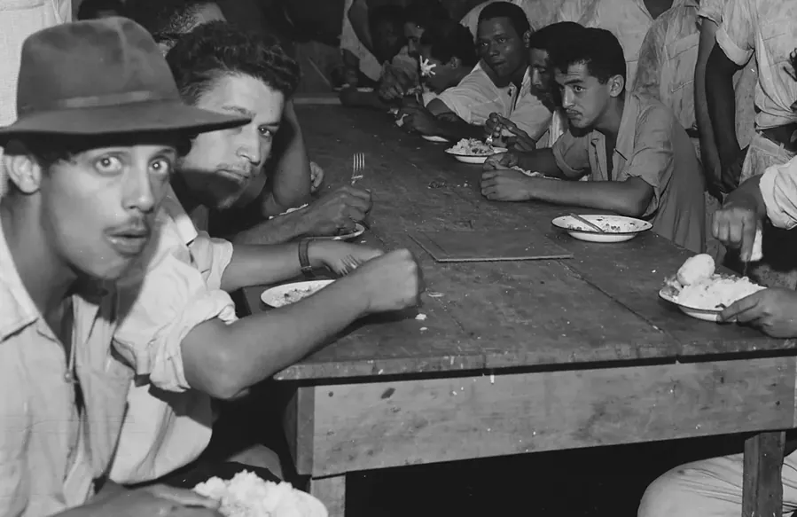 Candangos na construção de Brasília, anos 1950. Arquivo Nacional, domínio público