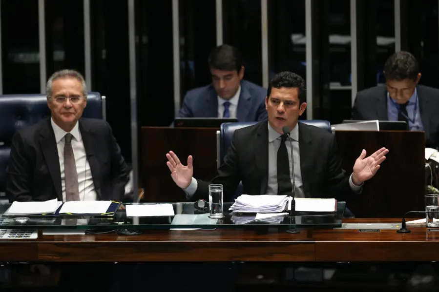 O então juiz federal Sergio Moro (à direita) em debate no Senado, em 2016. Foto: Agência Brasil, via Wikimedia Commons, CC BY 2.0