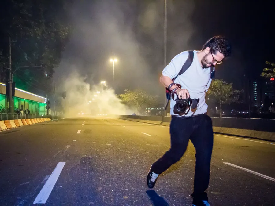 Fotógrafo corre do gás lacrimogêneo durante os protestos de junho de 2013, em São Paulo. Foto: Gianluca Ramalho Misiti, via Wikimedia Commons, CC BY 2.0