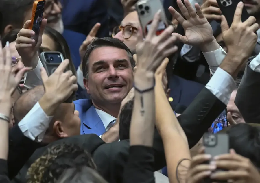 Flávio Bolsonaro com apoiadores no Congresso, 2026. Foto: Senado Federal, CC BY-SA 4.0