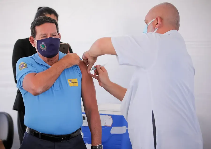 O vice-presidente Hamilton Mourão é vacinado contra a Covid-19, 2021. Foto: Vice-Presidência da República, CC BY 2.0