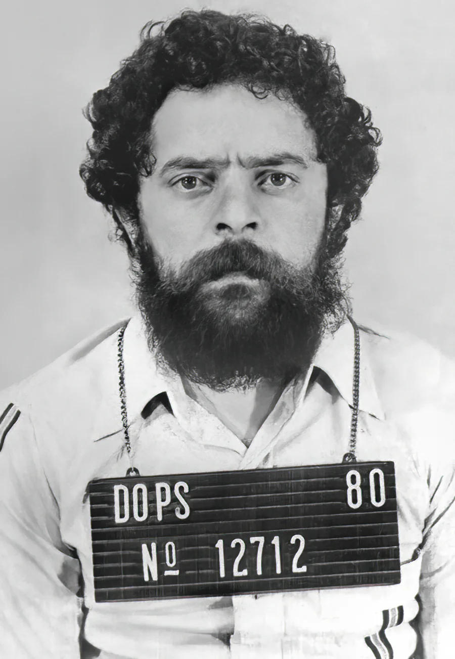 Lula fichado no DOPS em 1980, depois das greves do ABC. Domínio público