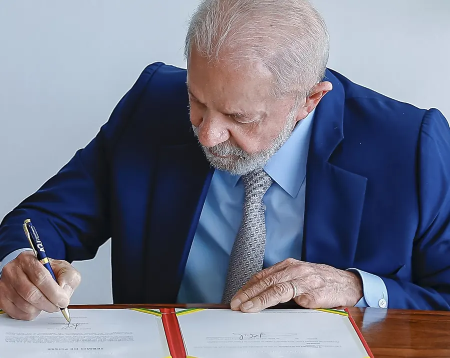 Lula assina ato no Planalto, abril de 2025. Foto: Lula Oficial, via Wikimedia Commons, CC BY-SA 2.0