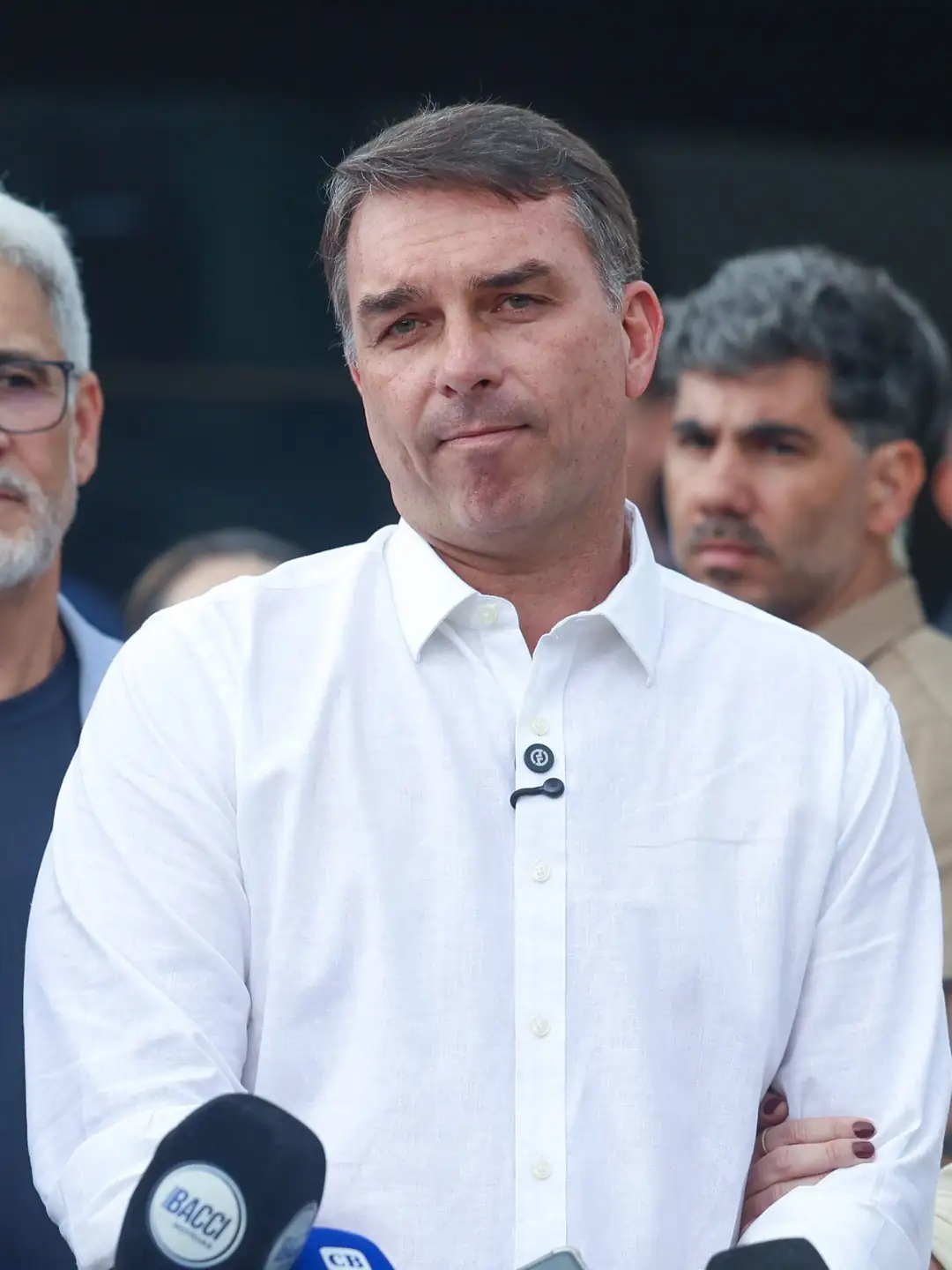 Flávio Bolsonaro com jornalistas na Catedral de Brasília, 12/10/2026. Valter Campanato/Agência Brasil, CC BY 3.0 BR