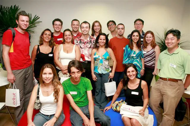 Orkut Büyükkökten (ao centro, de camisa estampada) com usuários no escritório do Google em São Paulo, em 2007. Foto: Wagner Tamanaha, via Wikimedia Commons, CC BY-SA 2.0