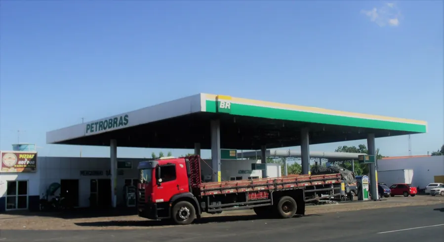 Posto de combustível Petrobras. Moacir Ximenes / Wikimedia Commons, CC BY 3.0 BR