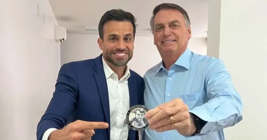 Marçal e Bolsonaro com a medalha, em junho de 2024