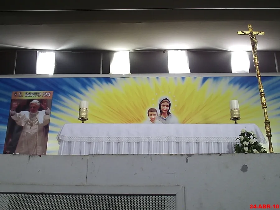 O altar de uma missa do padre Marcelo Rossi, em abril de 2010. Foto: Marco Aurélio Esparza, CC BY-SA 3.0