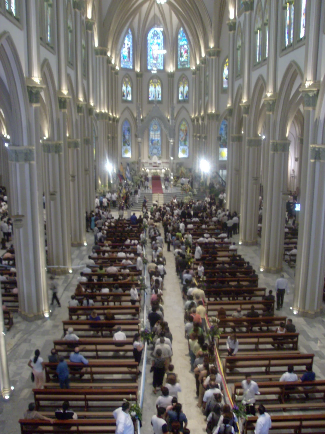 Imagem ilustrativa: interior da Catedral de Guayaquil, não a igreja do acidente. Foto: Alfredo Molina / Wikimedia Commons, CC BY-SA 3.0