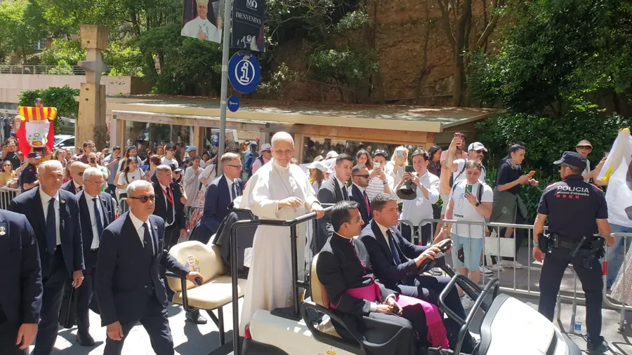 O papa Leão XIV cumprimenta fiéis em Montserrat, na Espanha, em 10 de junho de 2026