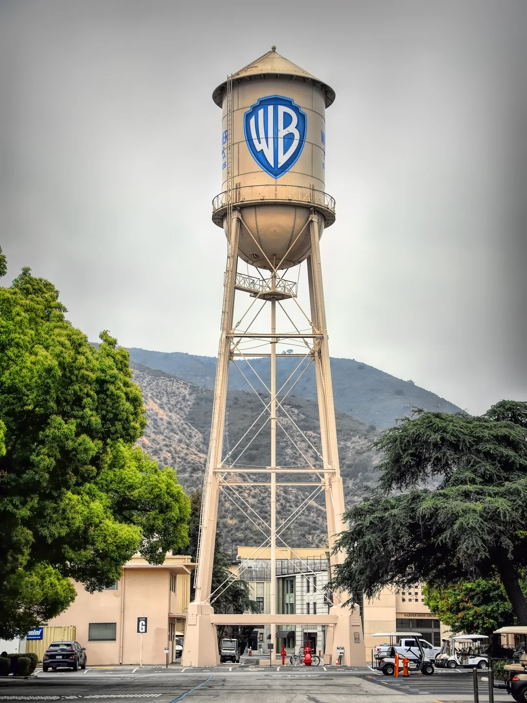 Caixa d'água dos estúdios Warner Bros., em Burbank, Califórnia. Chris Yarzab / Wikimedia Commons, CC BY 2.0